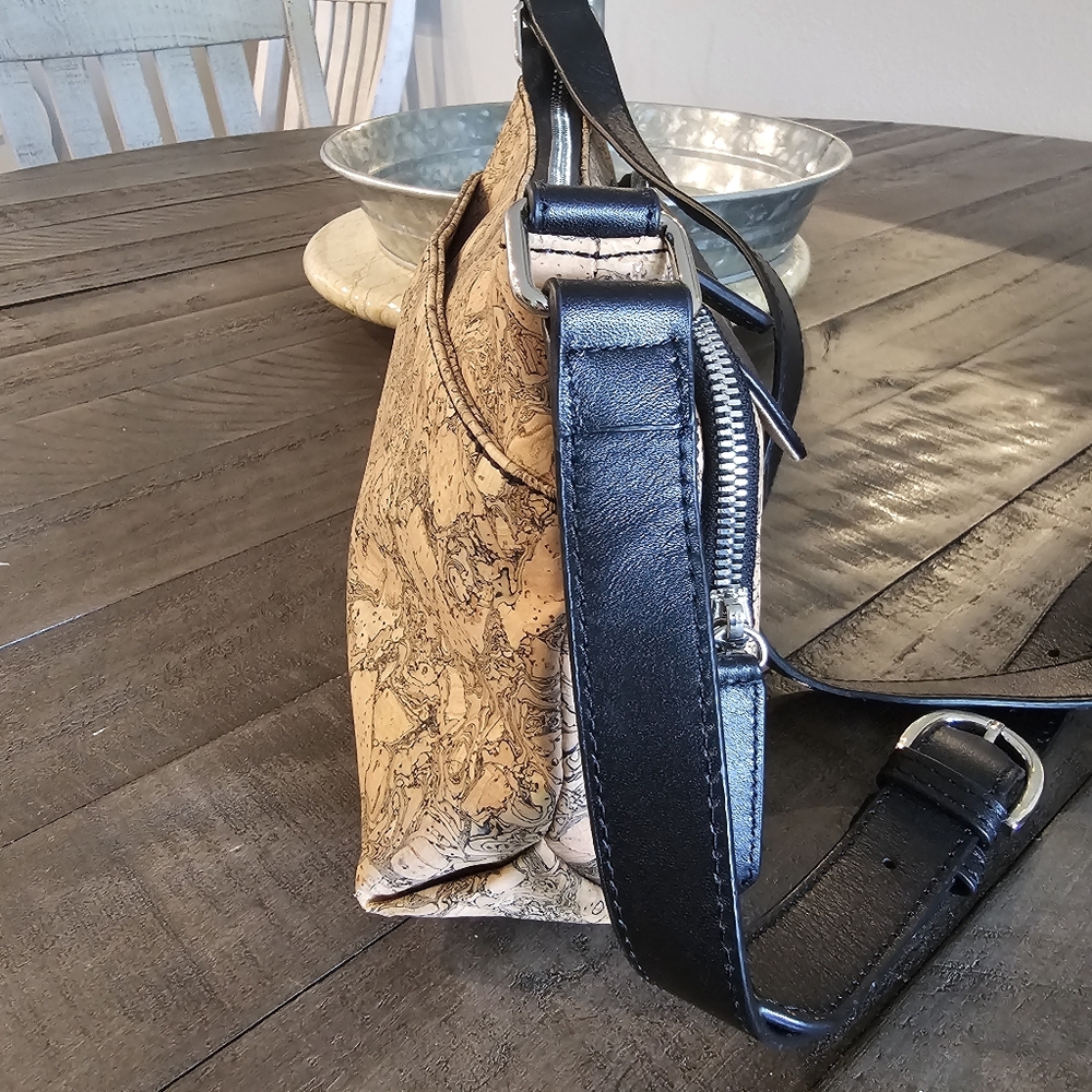 QUEORK Stylish Black and Tan Crossbody Bag - Picture 6 of 15